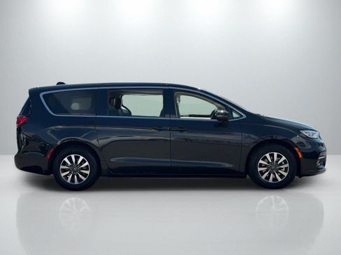 Used 2023 Chrysler Pacifica Touring-L FWD image 8