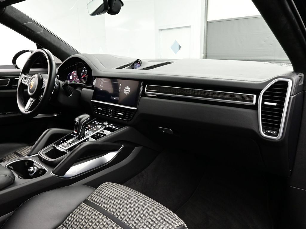 Certified 2022 Porsche Cayenne Turbo AWD/4WD image 13