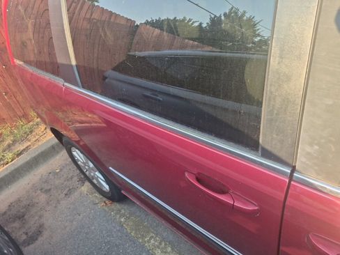 Used 2016 Chrysler Town & Country Touring FWD image 11