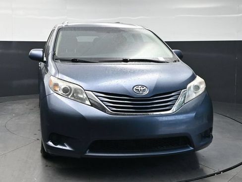 Used 2017 Toyota Sienna LE FWD image 2