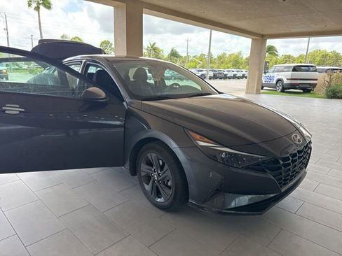 Used 2021 Hyundai Elantra SEL w/ Cargo Package FWD image 3
