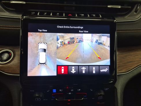 Used 2021 Jeep Grand Cherokee L Summit w/ Luxury Tech Group V AWD/4WD image 45