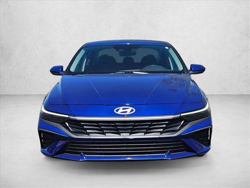 Used 2025 Hyundai Elantra SE FWD image 2