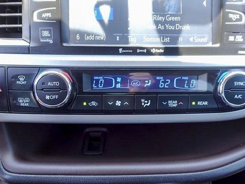Used 2016 Toyota Highlander Limited Platinum FWD image 21