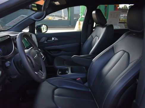 Used 2025 Chrysler Pacifica Select FWD image 16
