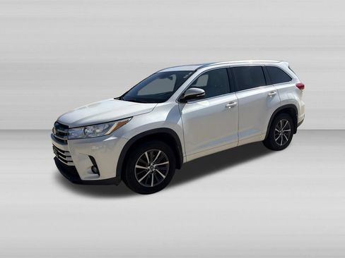 Used 2017 Toyota Highlander XLE AWD/4WD image 7