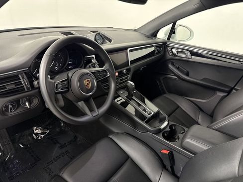 Certified 2025 Porsche Macan AWD/4WD image 4