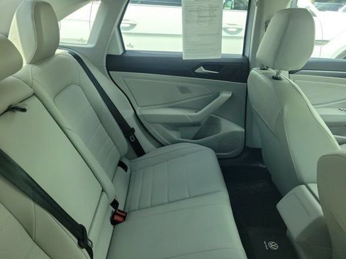 Used 2023 Volkswagen Jetta SE FWD image 4