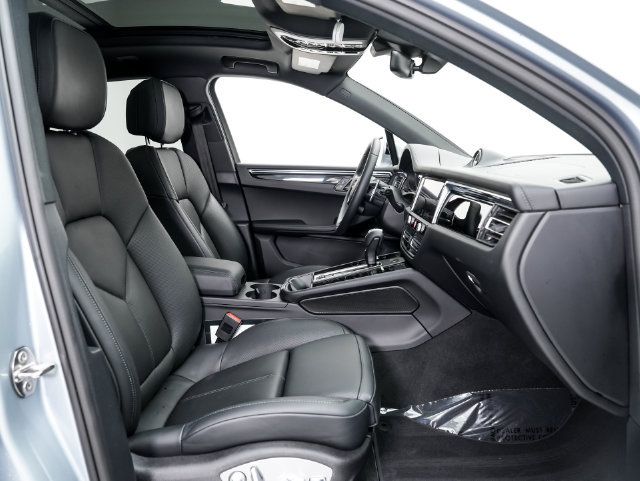 Certified 2026 Porsche Macan AWD/4WD image 25