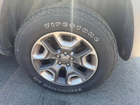 Used 2019 Jeep Cherokee Trailhawk AWD/4WD image 8