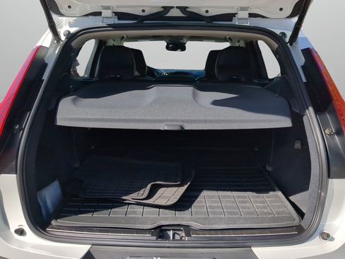 Used 2023 Volvo XC40 B5 Plus image 38