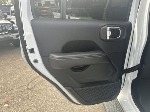 Certified 2020 Jeep Gladiator Overland image 23