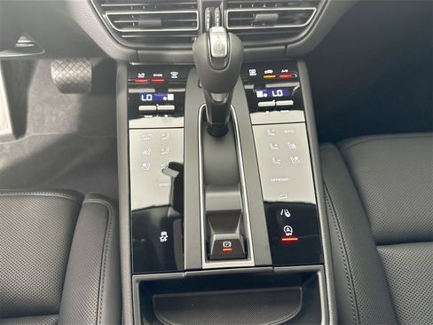 Certified 2025 Porsche Macan image 24