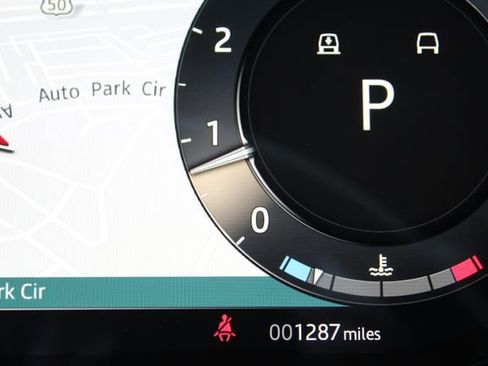 Used 2025 Land Rover Range Rover SV image 17