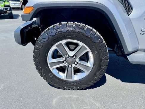 Used 2019 Jeep Wrangler Unlimited Sahara w/ Uconnect 4C Nav & Sound Group AWD/4WD image 8