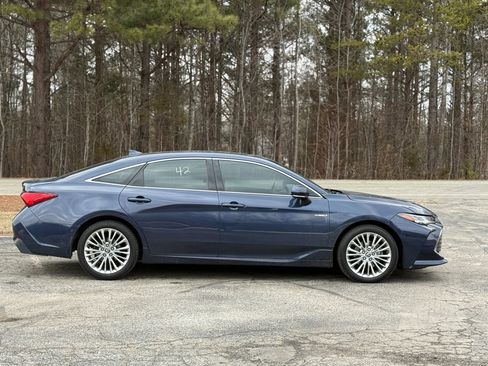 Used 2019 Toyota Avalon Limited image 3