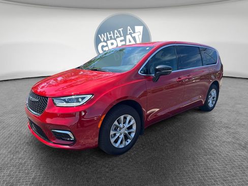 Certified 2025 Chrysler Pacifica Select AWD/4WD image 8