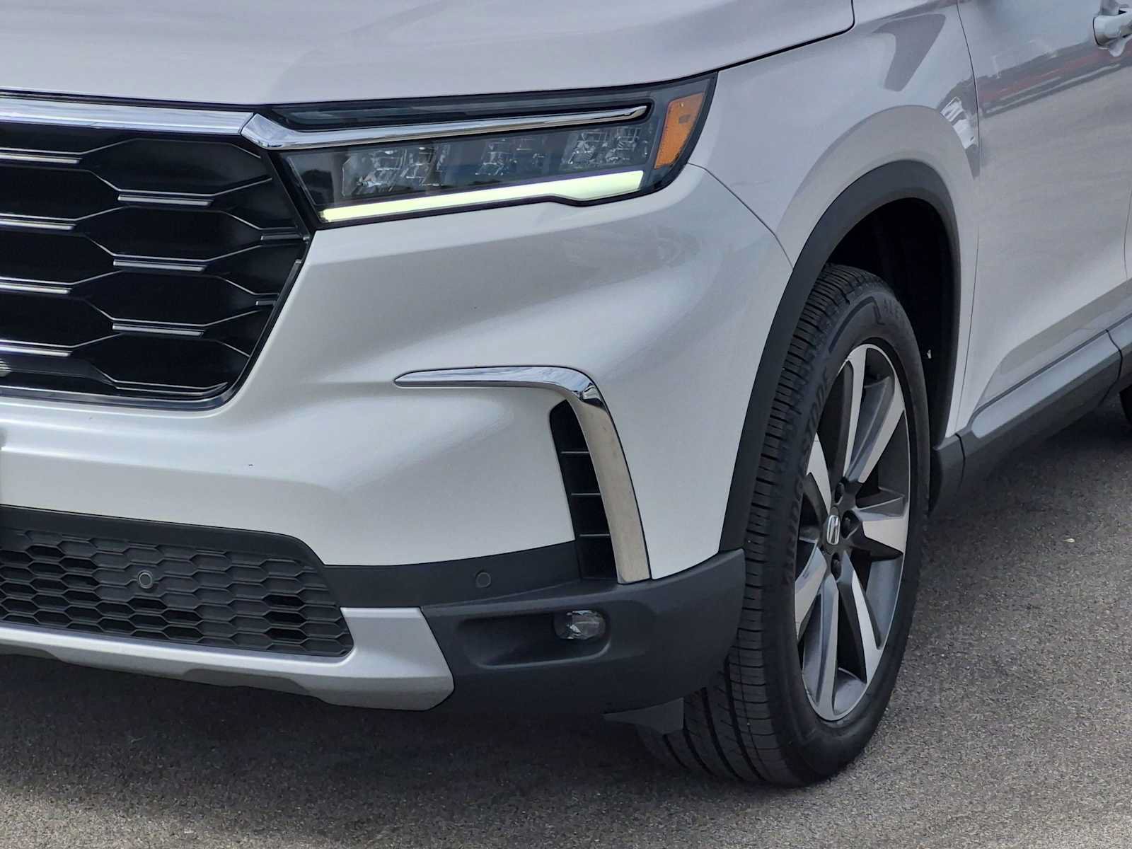 Certified 2025 Honda Pilot Touring image 11