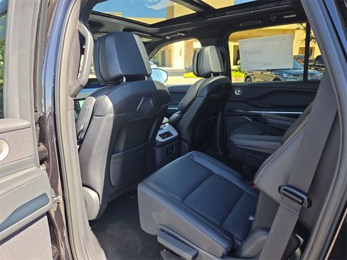 New 2025 Lincoln Navigator Reserve w/ Jet Appearance Package image 9