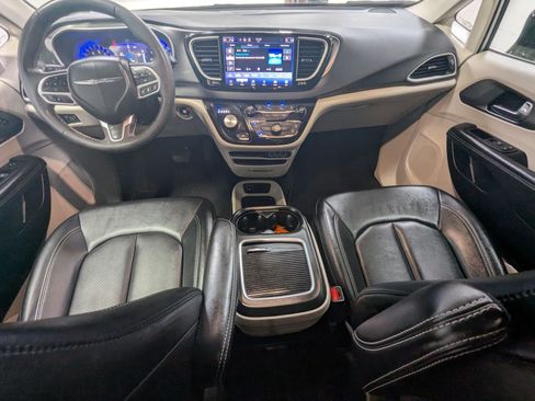 Certified 2024 Chrysler Pacifica Touring-L FWD image 21