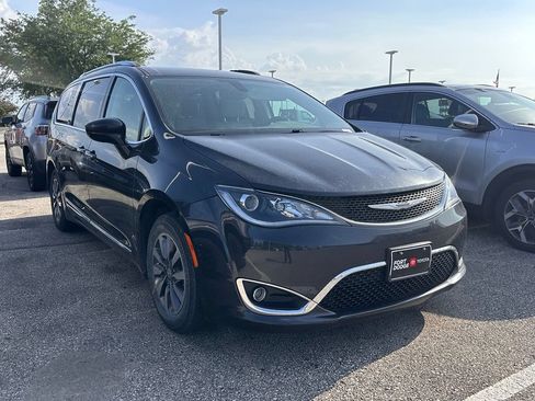 Used 2020 Chrysler Pacifica Touring-L Plus FWD image 3