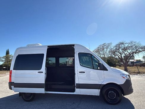 Used 2021 Mercedes-Benz Sprinter 2500 image 9