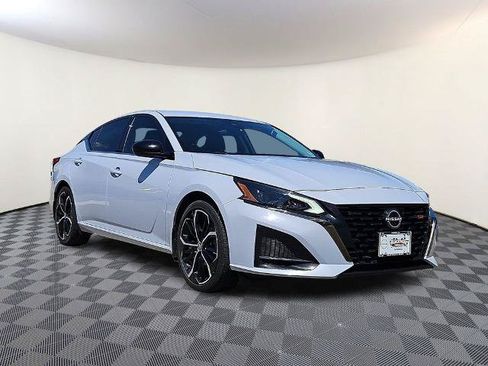 Certified 2023 Nissan Altima 2.5 SR FWD image 1