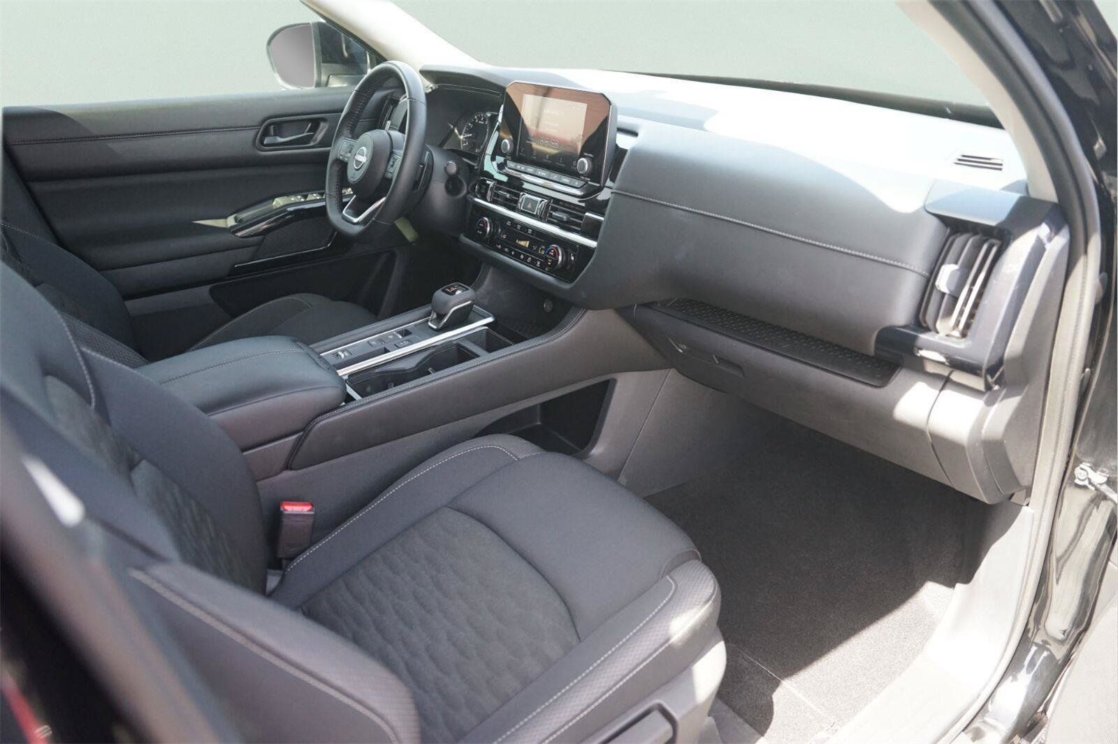 Used 2025 Nissan Pathfinder SV FWD image 19