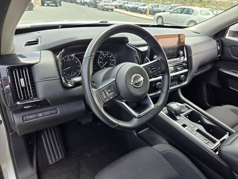 Used 2024 Nissan Pathfinder SV FWD image 18