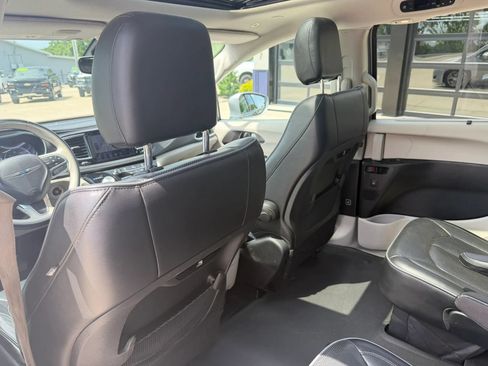 Used 2018 Chrysler Pacifica Limited FWD image 38