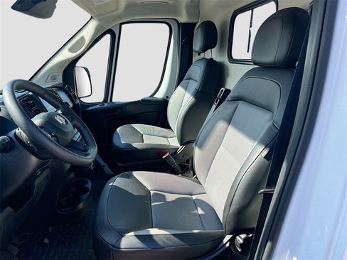 Used 2024 RAM ProMaster 2500 w/ Convenience Group image 20