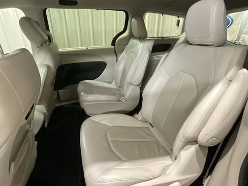 Used 2021 Chrysler Pacifica Touring-L image 11