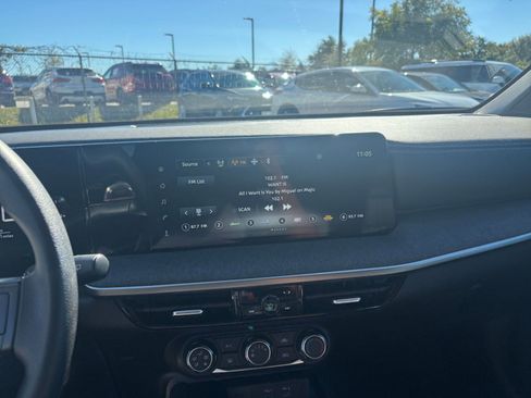 Used 2025 Nissan Kicks SV image 21