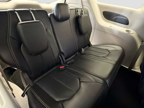 Used 2024 Chrysler Pacifica Select image 14