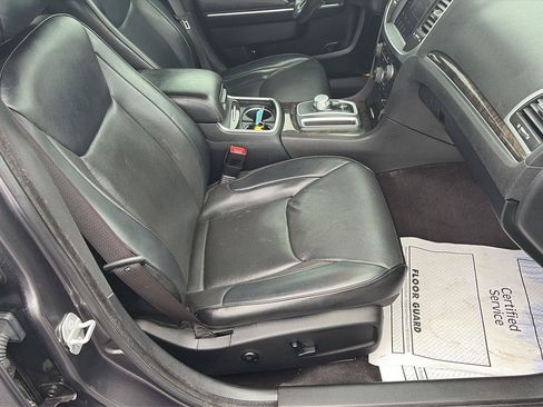 Used 2017 Chrysler 300 C RWD image 19