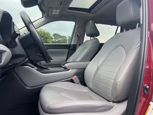 Used 2022 Toyota Highlander XLE AWD/4WD image 25