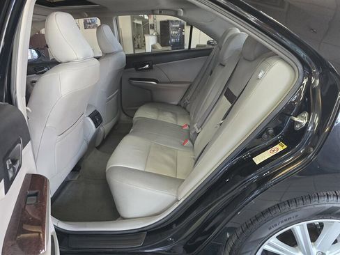 Used 2012 Toyota Camry XLE w/ Leather Pkg image 11