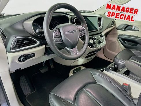 Used 2023 Chrysler Pacifica Touring-L FWD image 10
