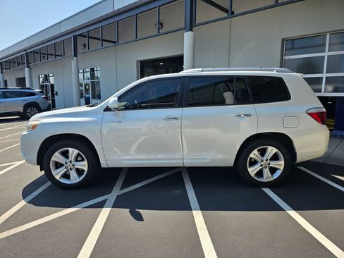 Used 2010 Toyota Highlander Limited AWD/4WD image 2
