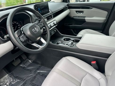Certified 2025 Honda Pilot Touring image 9
