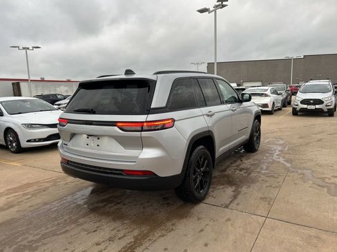 Used 2024 Jeep Grand Cherokee Altitude image 3