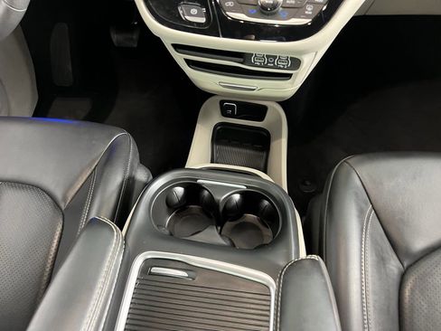 Certified 2024 Chrysler Pacifica Touring-L image 16