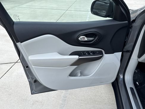 Used 2019 Jeep Cherokee Limited AWD/4WD image 13