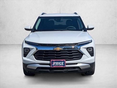 Used 2025 Chevrolet TrailBlazer LT AWD/4WD image 2