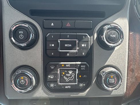 Used 2015 Ford F250 Lariat w/ Lariat Ultimate Package AWD/4WD image 19