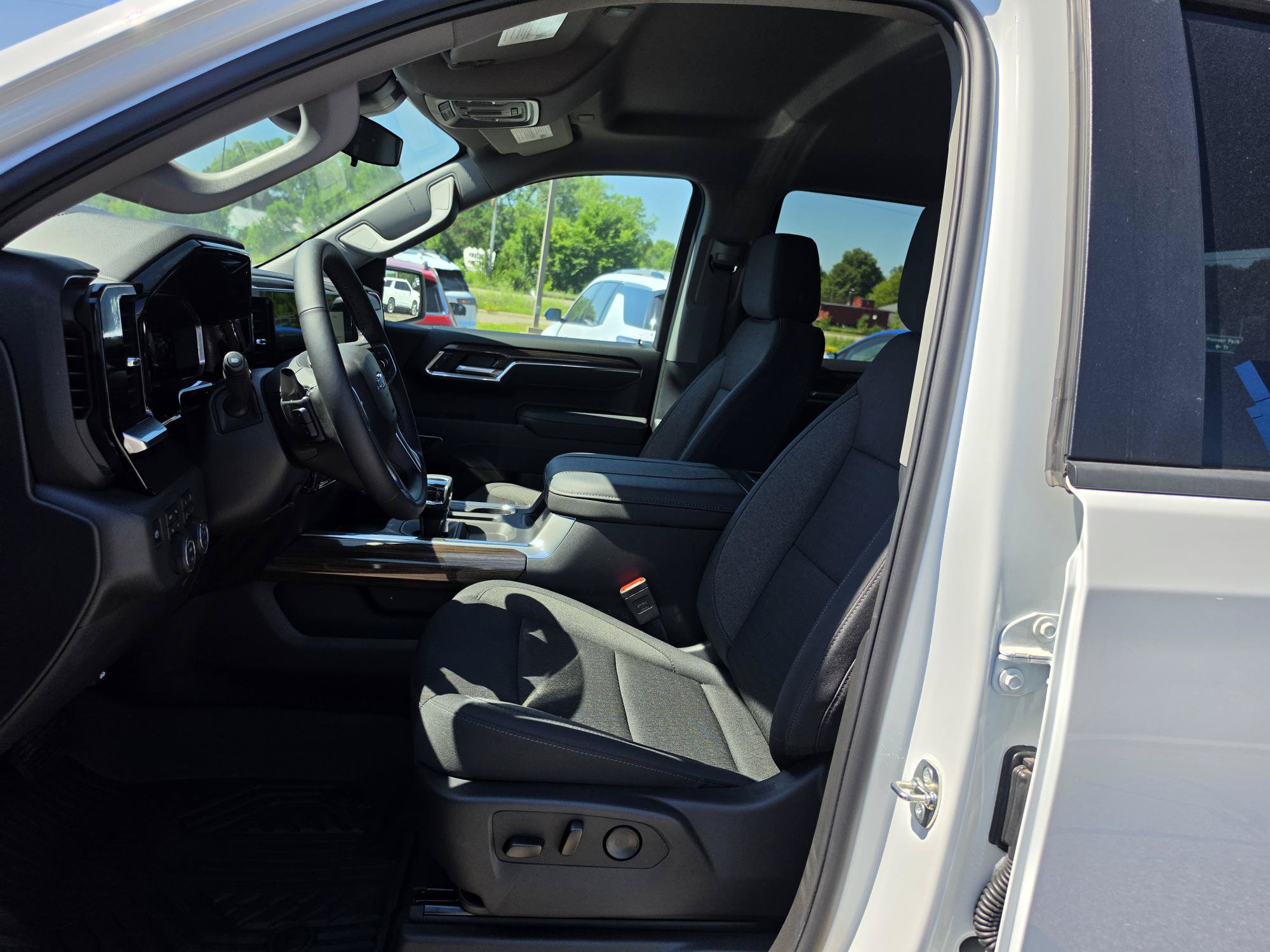 Used 2026 Chevrolet Silverado 1500 LT Trail Boss w/ Safety Package AWD/4WD image 5