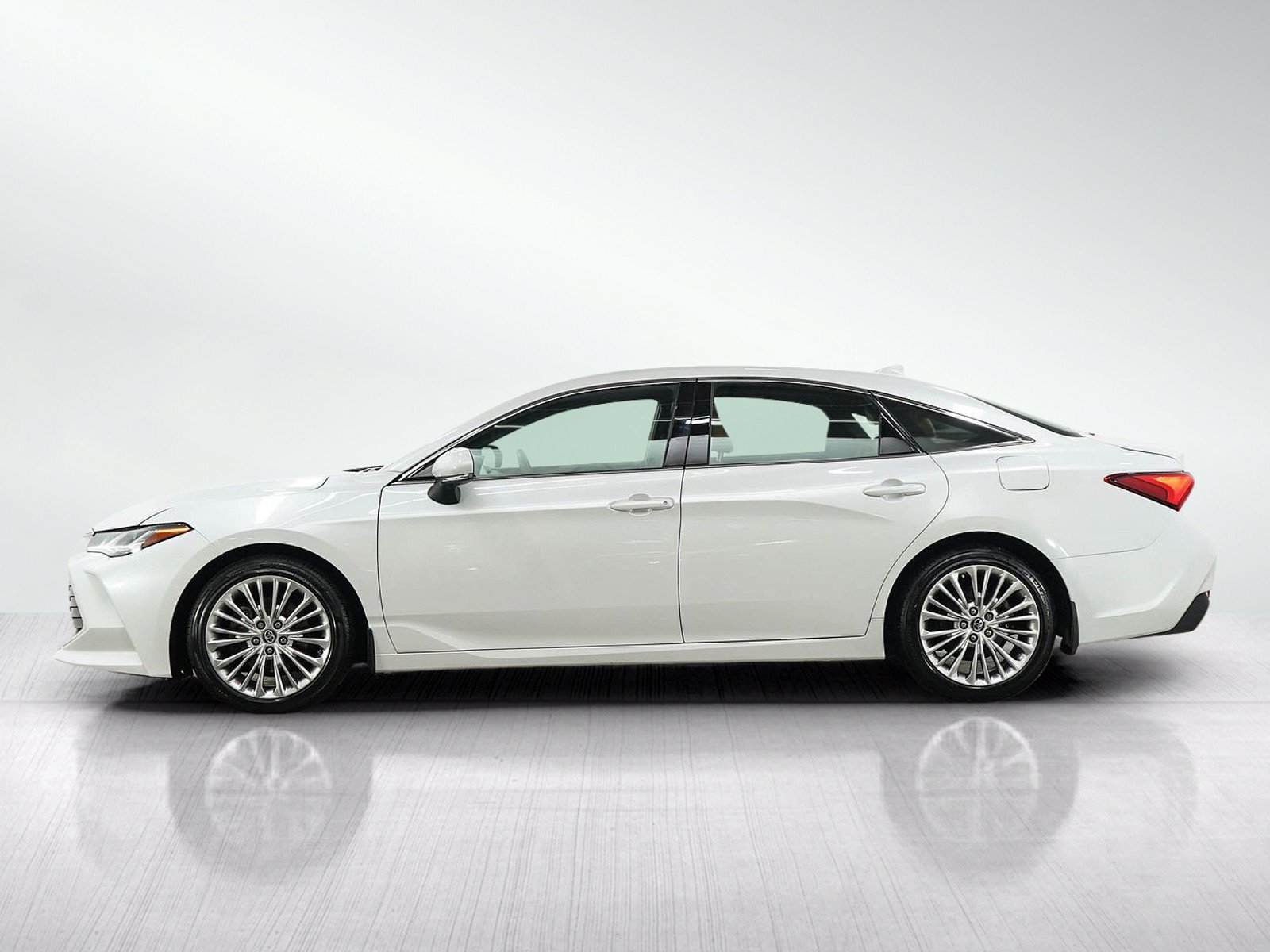 Used 2019 Toyota Avalon Limited FWD image 2