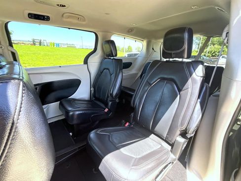 Used 2022 Chrysler Pacifica Touring-L FWD image 21