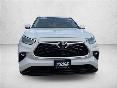 Used 2022 Toyota Highlander LE image 2