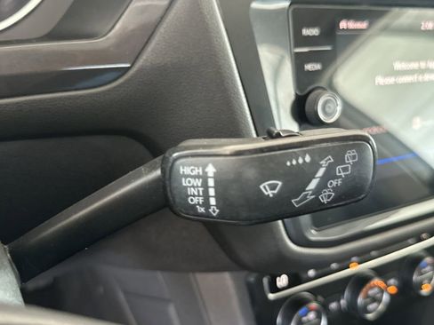 Used 2018 Volkswagen Tiguan SE AWD/4WD image 21